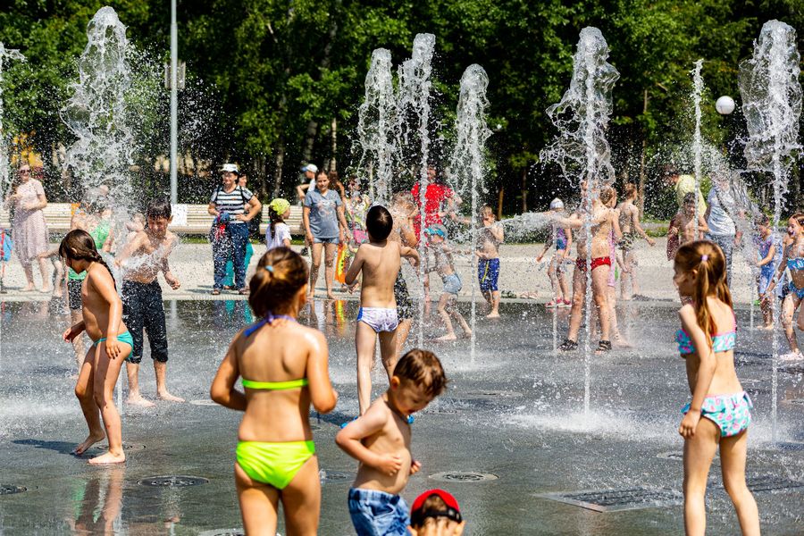 Фото Дети в Новосибирске устроили купальни в городских фонтанах 18